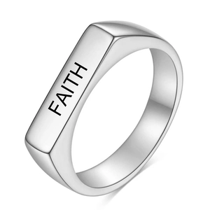 Minimalistischer 4mm Edelstahlring in Silber mit FAITH-Gravur auf weißem Hintergrund