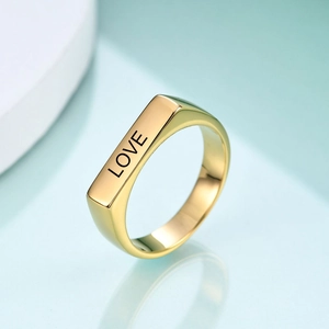Makroaufnahme des 4 mm vergoldeten Edelstahlrings mit lasergraviertem LOVE-Schriftzug