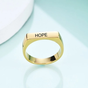 Detailansicht eines vergoldeten Edelstahlrings mit graviertem HOPE Schriftzug