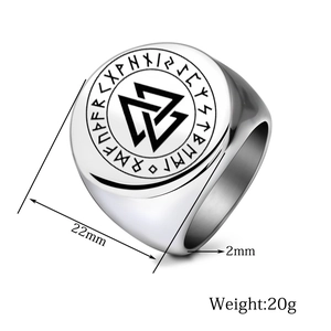 Dettaglio dell'anello Valknut in acciaio da 22mm con incisioni laser di rune vichinghe