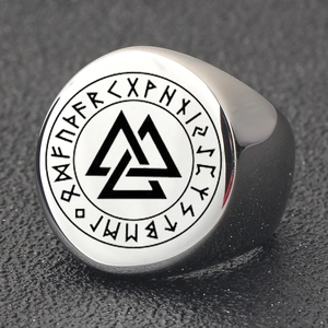 Anello Valknut vichingo in acciaio inossidabile con rune incise e parte superiore piatta