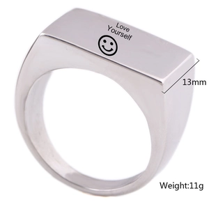 Primer plano de anillo de sello de 13mm con grabado Love Yourself y cara sonriente