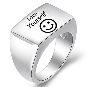 Anillo rectangular de plata pulida con texto Love Yourself y motivo de cara sonriente