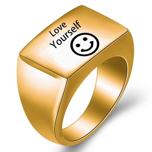 Anillo de sello rectangular dorado con grabado Love Yourself y una cara sonriente