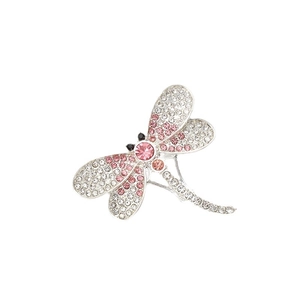 Squisita spilla a libellula con strass rosa e bianchi su sfondo bianco neutro