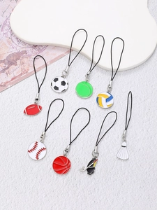 Set mit 8 Emaille-Sportanhängern für Handys auf weißem Marmorhintergrund in verschiedenen Designs