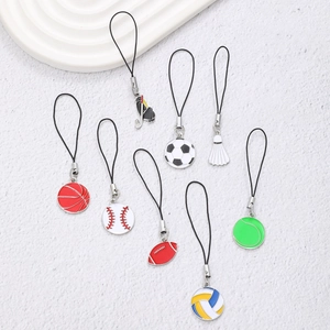 Set mit 8 bunten Sportball-Anhängern wie Basketball und Fußball für Handy und Taschen