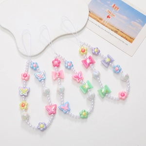 Lanière de téléphone perlée chic avec fleurs et papillons en résine et perles blanches