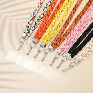 Gros plan de cordons de téléphone tressés colorés avec crochets et attaches