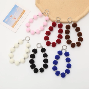 Bijou de Téléphone Femme Hiver en Peluche Pompon Perles Métalliques Argentées Bracelet Porte-Clés Décoration de Sac