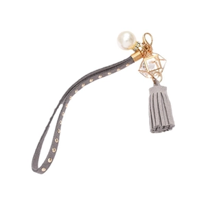Portachiavi in camoscio grigio con borchie dorate, grande perla finta e nappa decorativa