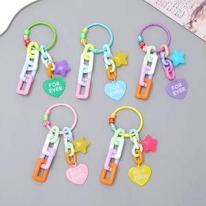 Cinq porte-clés en acrylique macaron avec chaînes colorées et pendentifs coeur