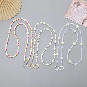 Trois styles de chaînes en perles acryliques colorées avec fermoirs métalliques