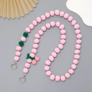 Bandoulière en boules de peluche rose avec cerise au crochet et anneaux argentés