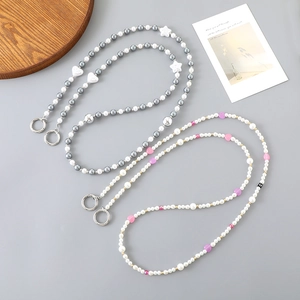 Chaîne de téléphone bandoulière mode en perles cœur avec perles en résine et breloques métal