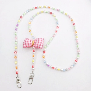 Chaîne de téléphone en perles acryliques avec cœurs colorés et nœud en tissu rose