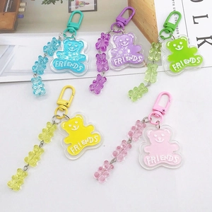Détails de porte-clés ours en acrylique coloré en bleu, rose et jaune avec chaîne