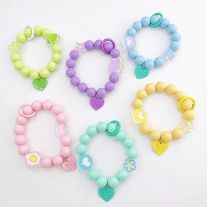 Kleurrijke acryl kralen telefoonbandjes in pastelkleuren met hart- en sterhangers