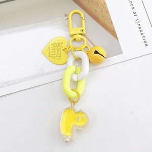 Détail du porte-clés chaîne en acrylique jaune avec pendentif cœur et fermoir mousqueton