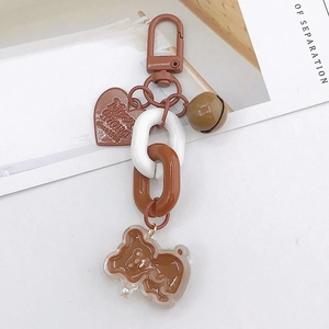 Détail d'un porte-clés cœur marron gélifié avec ours en acrylique et chaîne résine