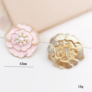 Charm élégant fleur camélia de 43mm en émail rose et finition dorée avec perles