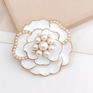 Détail macro d'une fleur de camélia blanche avec bordure dorée et centre perlé