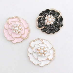 Détails de breloques en forme de camélia avec perles et bordure dorée en trois couleurs