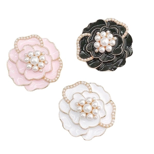 Trois breloques fleurs de camélia en rose, noir et blanc avec centre en perles