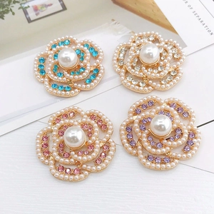 Eleganti ciondoli a camelia con perle e strass per decorazioni fai-da-te creative