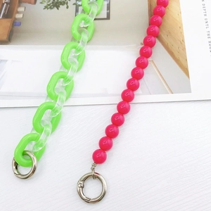 Chaîne en acrylique colorée et lanière de perles roses avec boucles en métal argenté