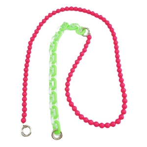 Chaîne en acrylique perles roses et vert néon avec fermoirs métalliques argentés sur fond blanc