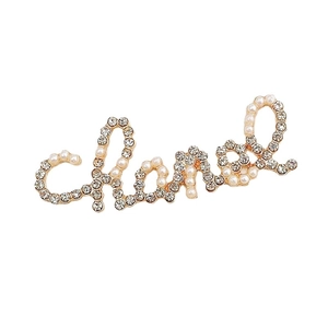 Luxurious zinc alloy letter brooch with shimmering pearls and rhinestones on gold base