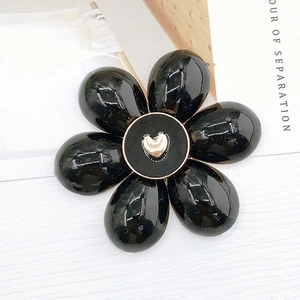 Ciondolo a forma di fiore nero a sei petali con cuore dorato per accessori fai-da-te