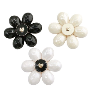 Tre ciondoli floreali lucidi con cuori dorati per cover fai-da-te e decorazioni scarpe