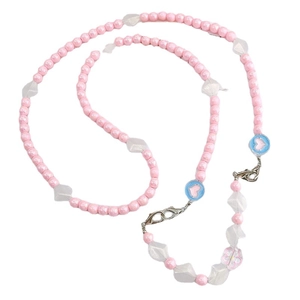 Chaîne de téléphone laser colorée avec cœur en acrylique et perles roses sur fond blanc
