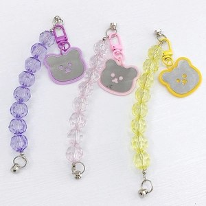 Détail de breloques en perles acryliques avec pendentifs ours miroir en trois tons pastel