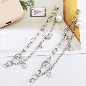 Chaîne de téléphone argentée avec pendentif lune, perle blanche et zircons sur coque rose