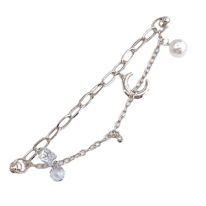 Bracelet chaîne en métal argenté avec pendentif lune, perle et pierres de zircone cubique