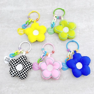 Lot de porte-clés fleurs en tissu peluche avec chaînes colorées et charms cœur