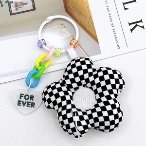 Porte-clés fleur en peluche à damier avec perles colorées et pendentif cœur fond blanc épuré