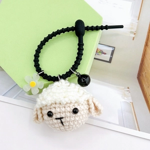Porte-clés mouton au crochet fait main avec clochette noire et breloque fleurie