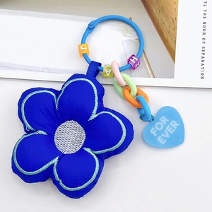 Porte-clés détail fleur bleue en peluche avec perles de lettres et pendentif cœur