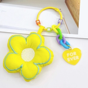 Détail du porte-clés tournesol en tissu jaune avec perles et pendentif en forme de cœur