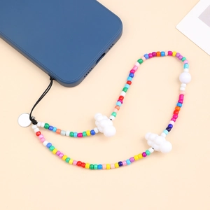 Détail de la dragonne de téléphone perlée colorée avec nuages 3D et étiquette argent