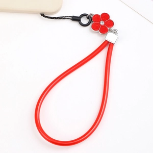 Detalle de la correa de silicona roja con borde plateado y un pequeño diamante de imitación