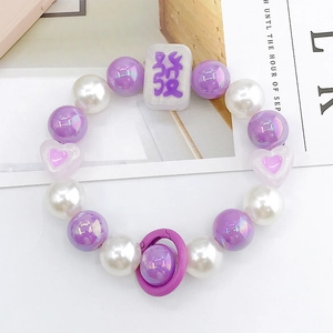 Détail de la dragonne de téléphone en perles acryliques avec pièce mahjong