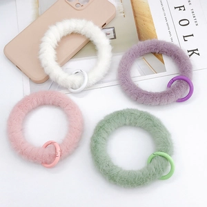 Détail macro des anneaux de bracelet de téléphone en peluche en quatre couleurs pastel