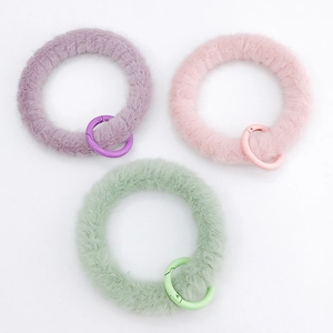 Trois dragonnes de téléphone en peluche rose, violette et verte avec anneaux en métal