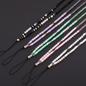 Détail de bijoux de téléphone en perles d'argile colorées avec perles LOVE et cœurs