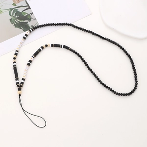 Détail de la lanière LOVE avec perles noires facettées et éléments en argile